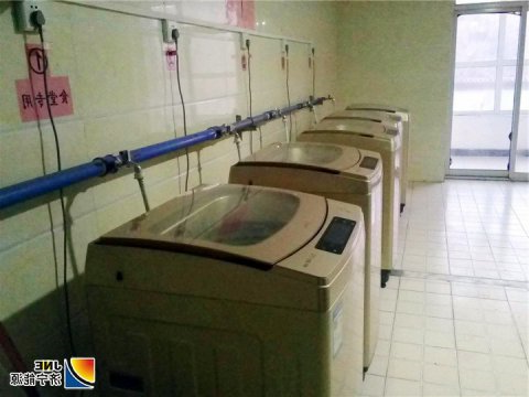朱家峁煤矿职工宿舍“自助式”洗衣房开业了