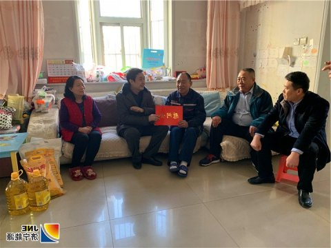 虢洪增春节前夕到集团公司困难职工家中走访慰问