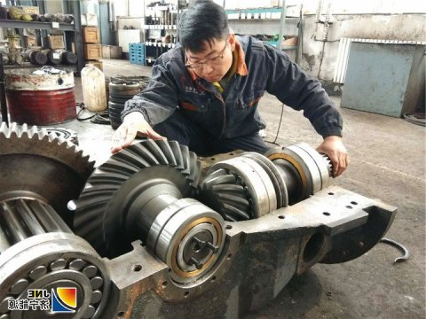 【通讯】“要干就要干好”——记集团公司第三届首席技师  运河煤矿机修班班长文博