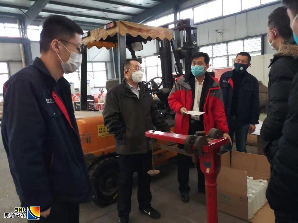 1月29日，上午11时疫情防控物资供应保障协调会后，物资公司党支部书记、总经理荣强到仓库指导防控物资发放。.jpg