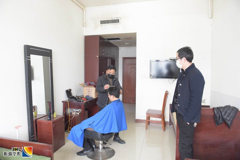 2020年2月15日，霄云煤矿外请理发师为职工免费理发（摄影：谭福建）.jpg
