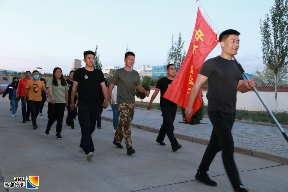 2020年5月26日朱家峁煤矿举办“阳光生活 共享健康”健步走活动（张奎连摄）.JPG