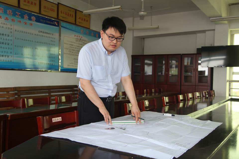 义桥煤矿：用技术在煤海作帆，在干事创业中乘风破浪——记义桥煤矿掘一工区主管技术员张经龙（郭鲁 汤楠楠）.jpg