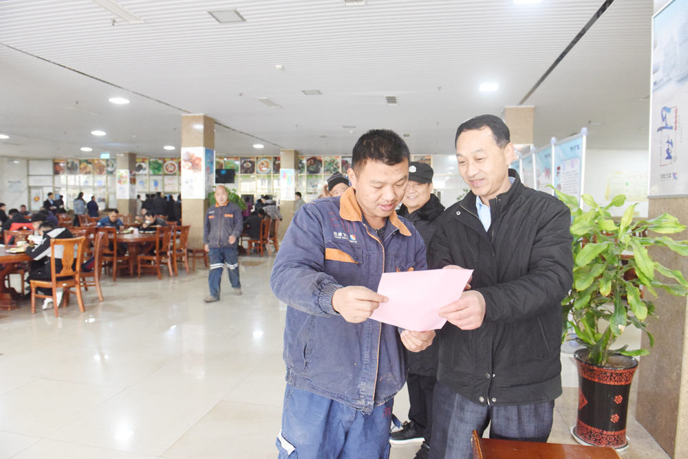 霄云煤矿在食堂对交通安全进行宣传（刘晋杉  摄）.jpg