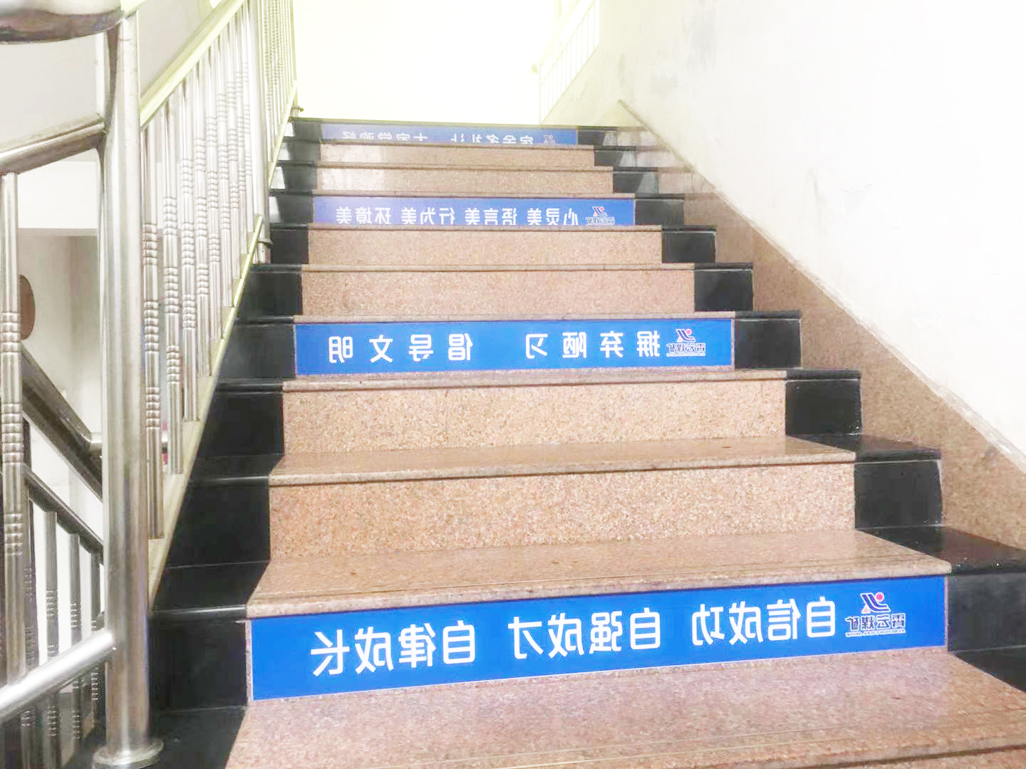 霄云煤矿打造“台阶文化” 助力安全生产（刘晋杉  摄）.jpg