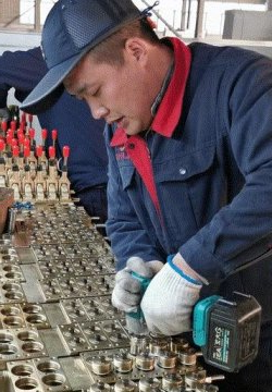 盛源春辉公司：自制“装配神器”提效率