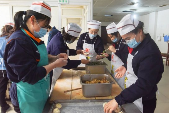 霄云煤矿：巧手帮厨送温暖 爱心缝补蕴真情