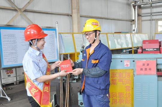 花园煤矿开展“美好生活·民法典相伴”主题宣传活动