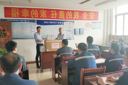 霄云煤矿发放防暑降温药助力夏季送清凉