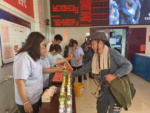 朱家峁煤矿开展“夏送清凉”活动