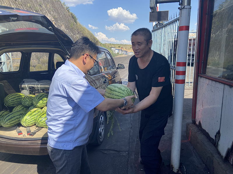 2021年7月9日朱家峁煤矿开展夏季送清凉活动（姜鹏摄） (3).jpg