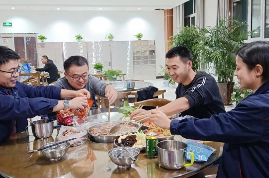 我为职工办实事丨朱家峁煤矿“鸳鸯火锅”让你爱上陕北的冬天