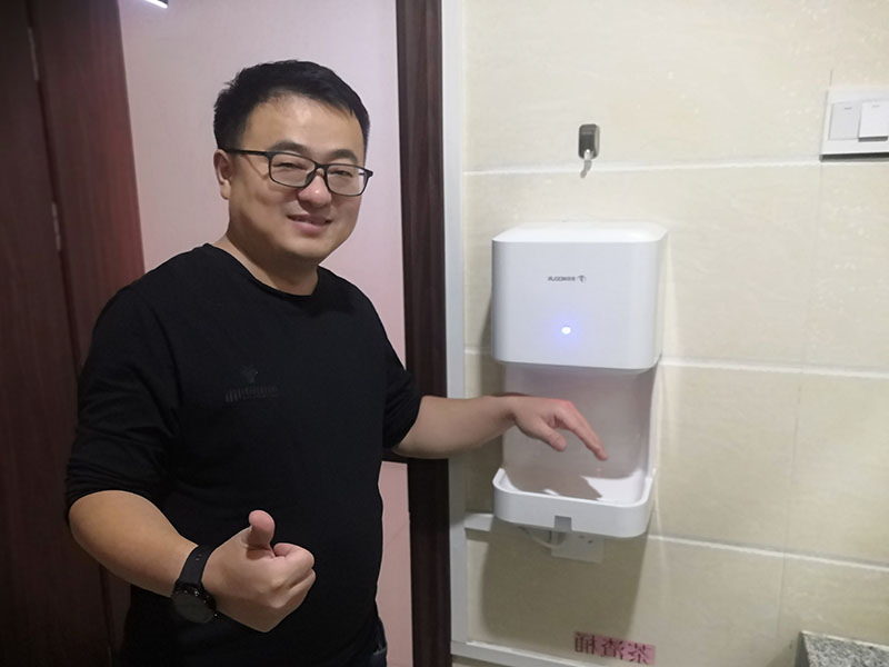 2021年11月28日朱家峁煤矿安装干手器  暖手又“温”心（相红伟摄）.jpg