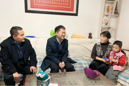 王崇景走访慰问集团劳模和困难职工