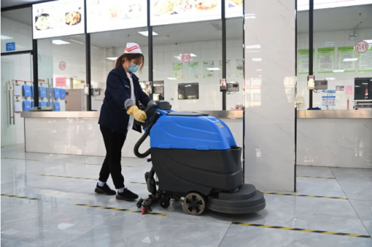 霄云煤矿：手推洗地机助力食堂添“光”加“彩”