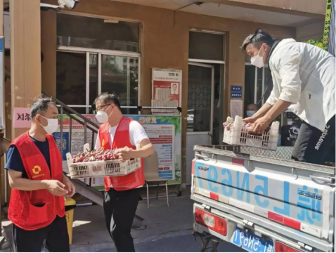 战疫在社区丨爱心配送接力！济宁能源服务队做好社区“红色小哥”