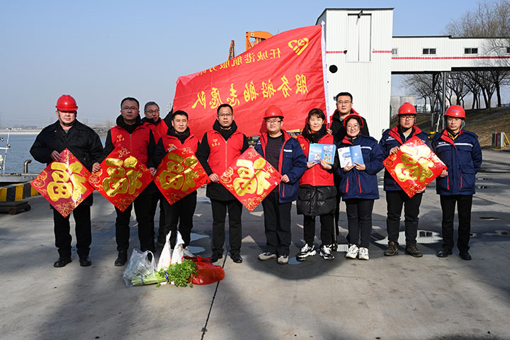 1674290548840105.jpg 2023年1月19日,任城港航服务站与跃进港联合为船员送“节礼”(地点:跃进港 拍摄“宫铭) (4).jpg