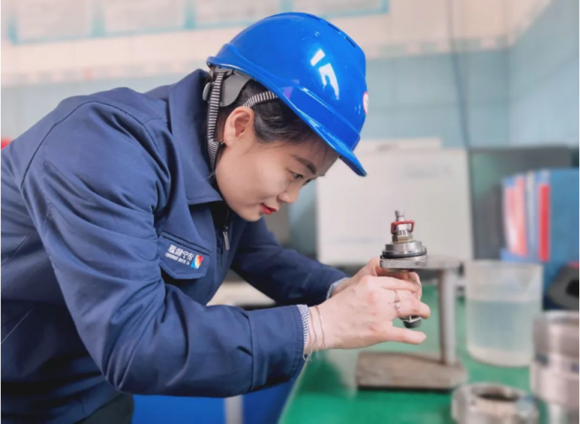 千亿集团 巾帼力量丨可飒可甜！8朵“金花”绘就最美“巾帼红”