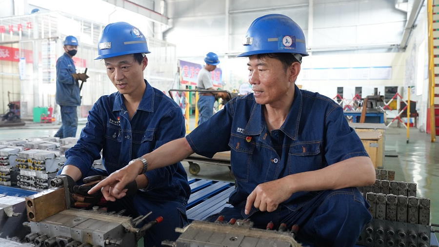 1685516497127073.jpg 2023年5月,义桥煤矿机修厂党支部组织党员展开展维修节约擂台赛。(地点:义桥煤矿,拍摄:黄静)1111.jpg