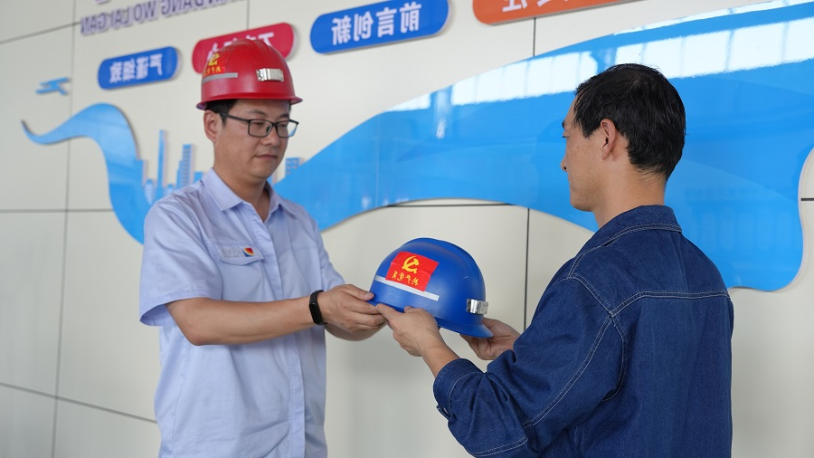 1685516526692766.jpg 2023年5月,义桥煤矿机修厂为上岗党员配发印有共产党员字样的安全帽。(地点:义桥煤矿,拍摄:黄静)111.jpg