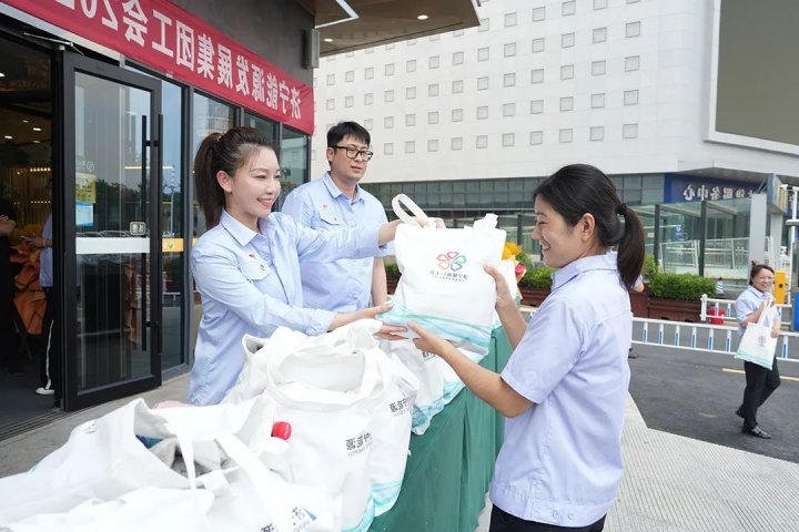 济宁能源工会开展“关爱职工 夏送清凉”活动