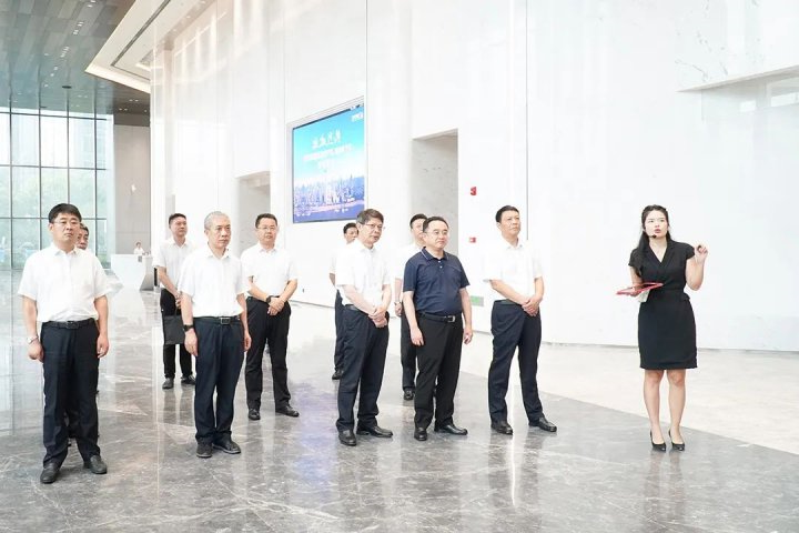 市领导带队到湖北港口集团走访交流洽谈合作