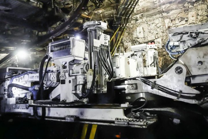 工效翻倍！济宁能源首台“防冲卸压”掘锚机在霄云煤矿成功应用