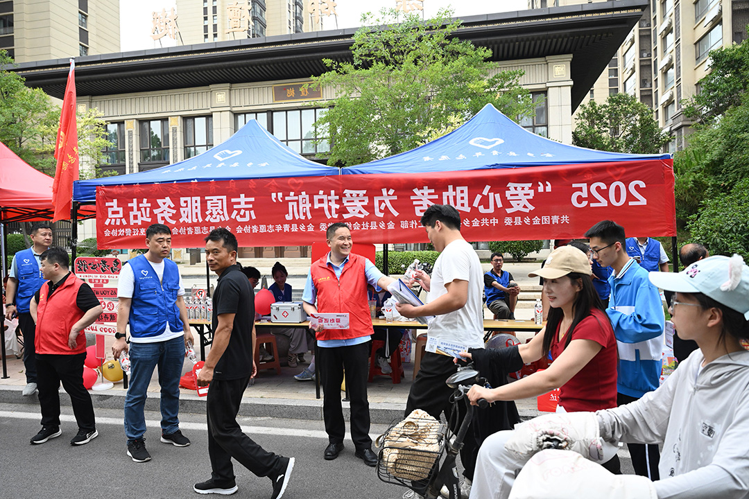 1749698748788385.jpg 又是一年盛夏至,十年磨剑试锋芒,6月7日,高考启幕。金桥煤矿“万众红心 红蜻蜓”志愿服务队积极响应,组织志愿者赶赴考场,为莘莘学子提供“爱心送考”志愿服务活动,“爱心助考 为.jpg