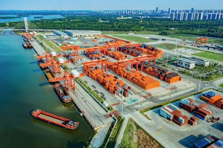 龙拱港单月集装箱吞吐量突破35800标箱，创历史新高