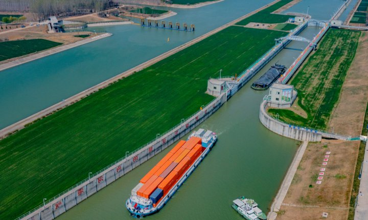 中交润杨水运集装箱量突破30万标箱