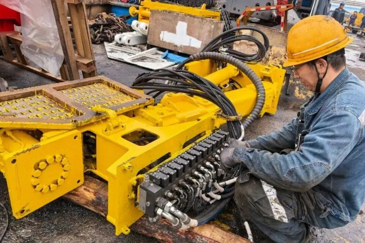 金桥煤矿完成掘锚机自主维修，节约成本近80万元